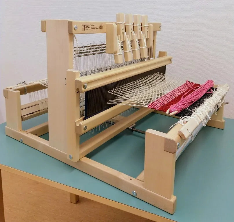 Handwebstuhl Toika Leena mit 8 Schäften – Seitenansicht beim Weben