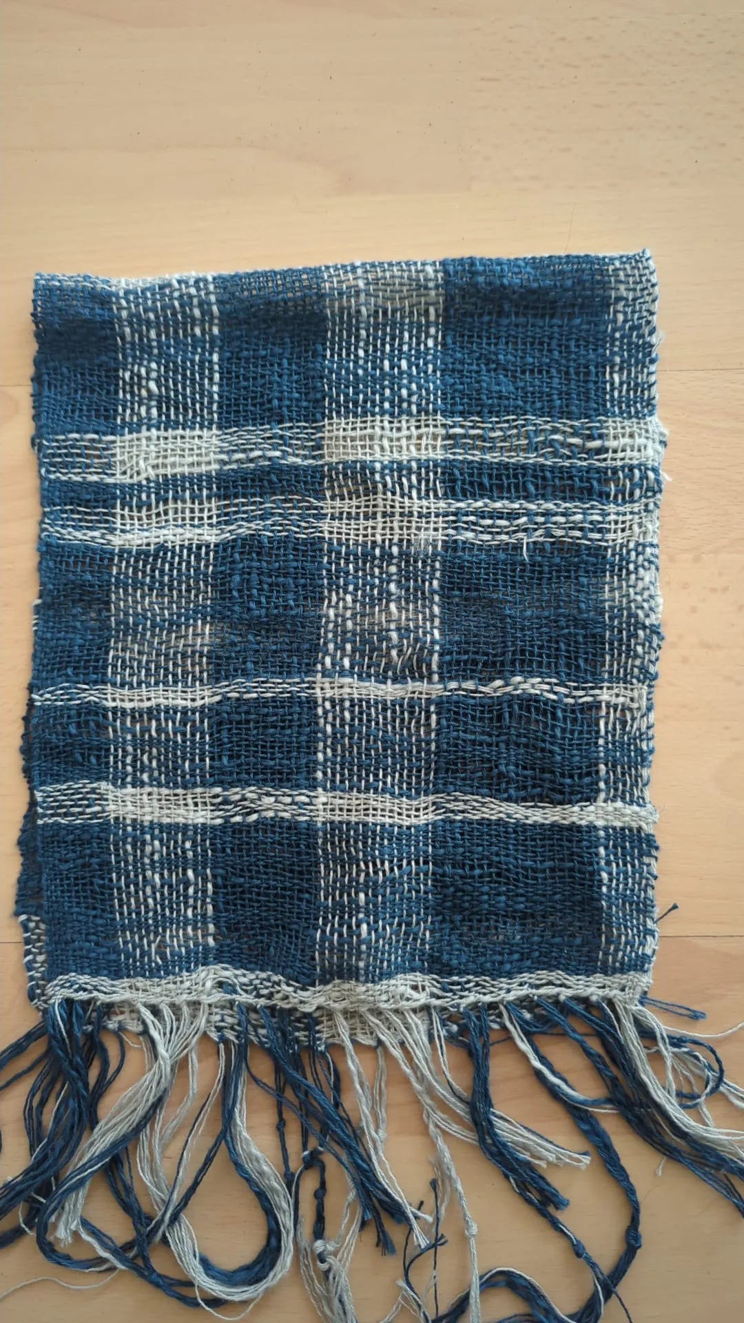 Handgewebter Schal in Blau und Naturweiß – gewebt im Onlinekurs auf einem Gatterkamm-Webrahmen