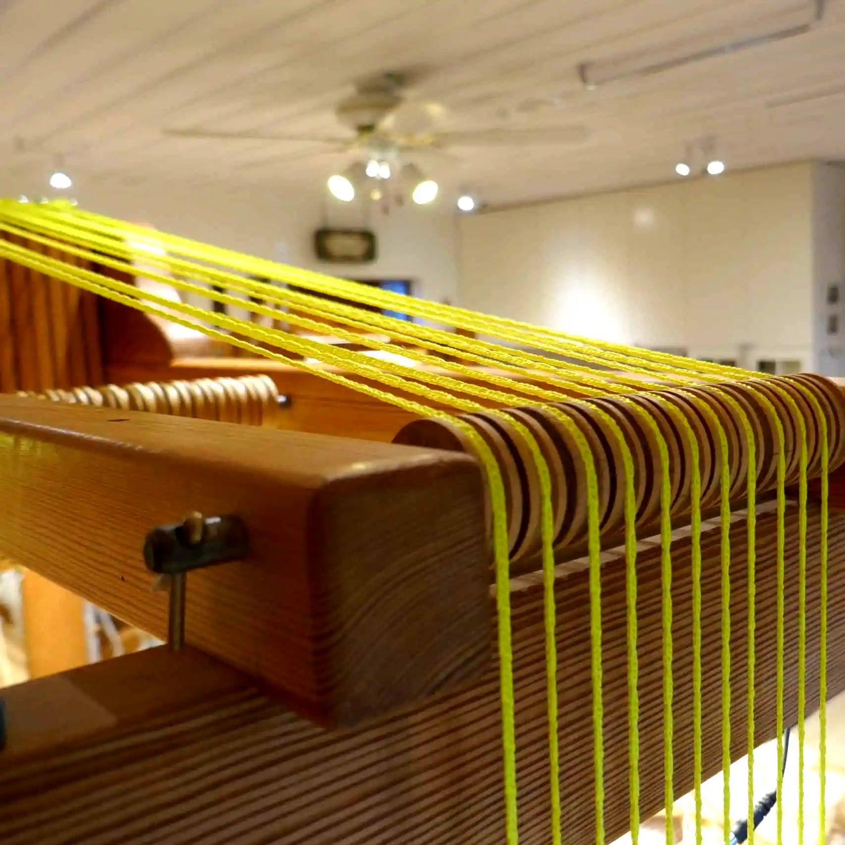 Texsolv Schlaufenschnur in Gelb eingespannt über Umlenkrollen eines Webstuhls – Teil des Bindesystem